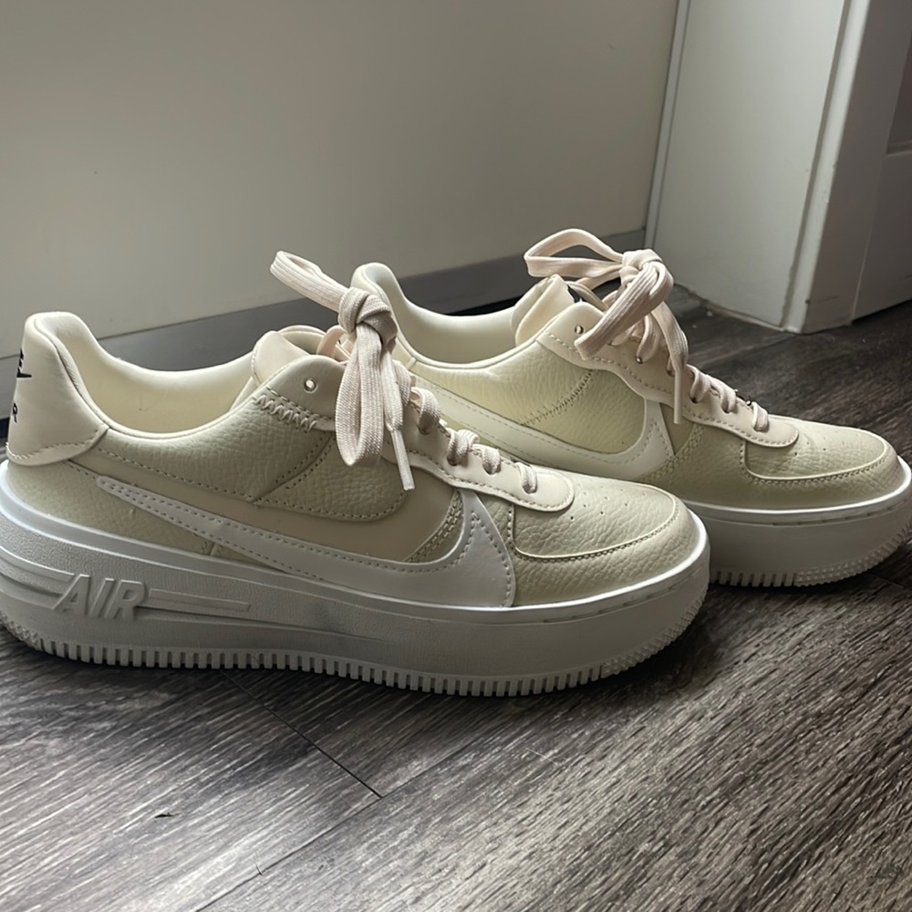 Nike Air Force 1 PLATFORM in Beige/Nude